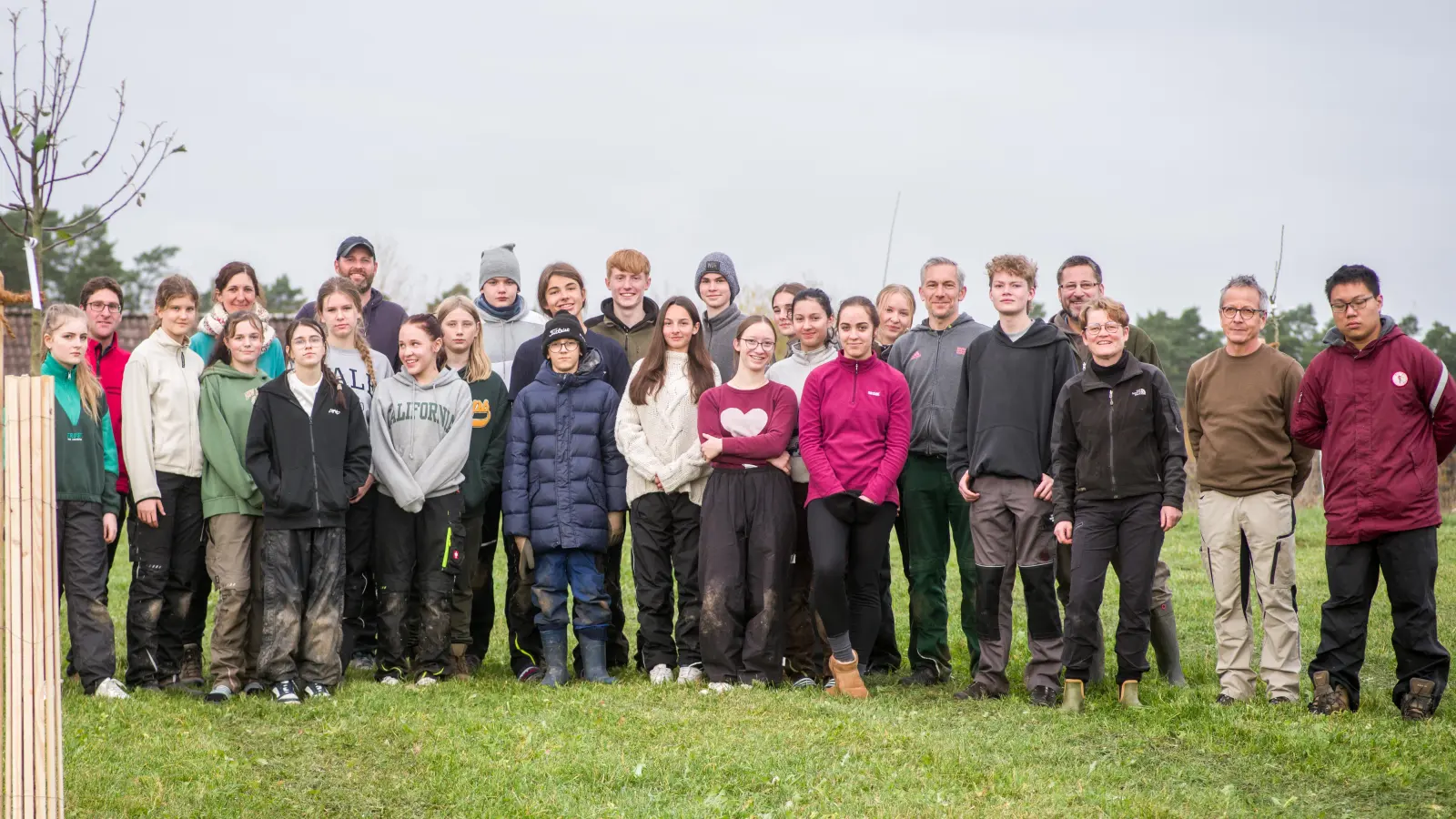 Viele Hände, schnelles Ende: Mit zahlreichen Helferinnen und Helfer wurde die Fläche neu mit verschiedenen Bäumen bepflanzt. (Foto: GZV Wittenbach)