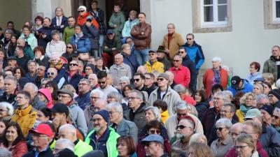 Zahlreiche Menschen beteiligten sich am Sonntag an Kundgebung, bei der gegen eine weitere Schwächung der Klinik demonstriert wurde. (Foto: Clarissa Kleinschrot)