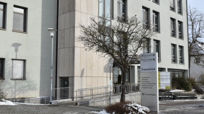 Die Praxisklinik in Feuchtwangen: Nach der geplanten Verlagerung der Chirurgie nach Dinkelsbühl würde sich das MVZ-Angebot in dem ANregiomed-Gebäude Feuchtwangen künftig auf die Gynäkologie beschränken. Auch ansonsten stehen schon Räume leer. (Foto: Erich Herrmann)