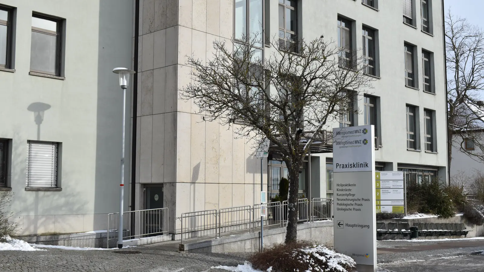 Die Praxisklinik in Feuchtwangen: Nach der geplanten Verlagerung der Chirurgie nach Dinkelsbühl würde sich das MVZ-Angebot in dem ANregiomed-Gebäude Feuchtwangen künftig auf die Gynäkologie beschränken. Auch ansonsten stehen schon Räume leer. (Foto: Erich Herrmann)