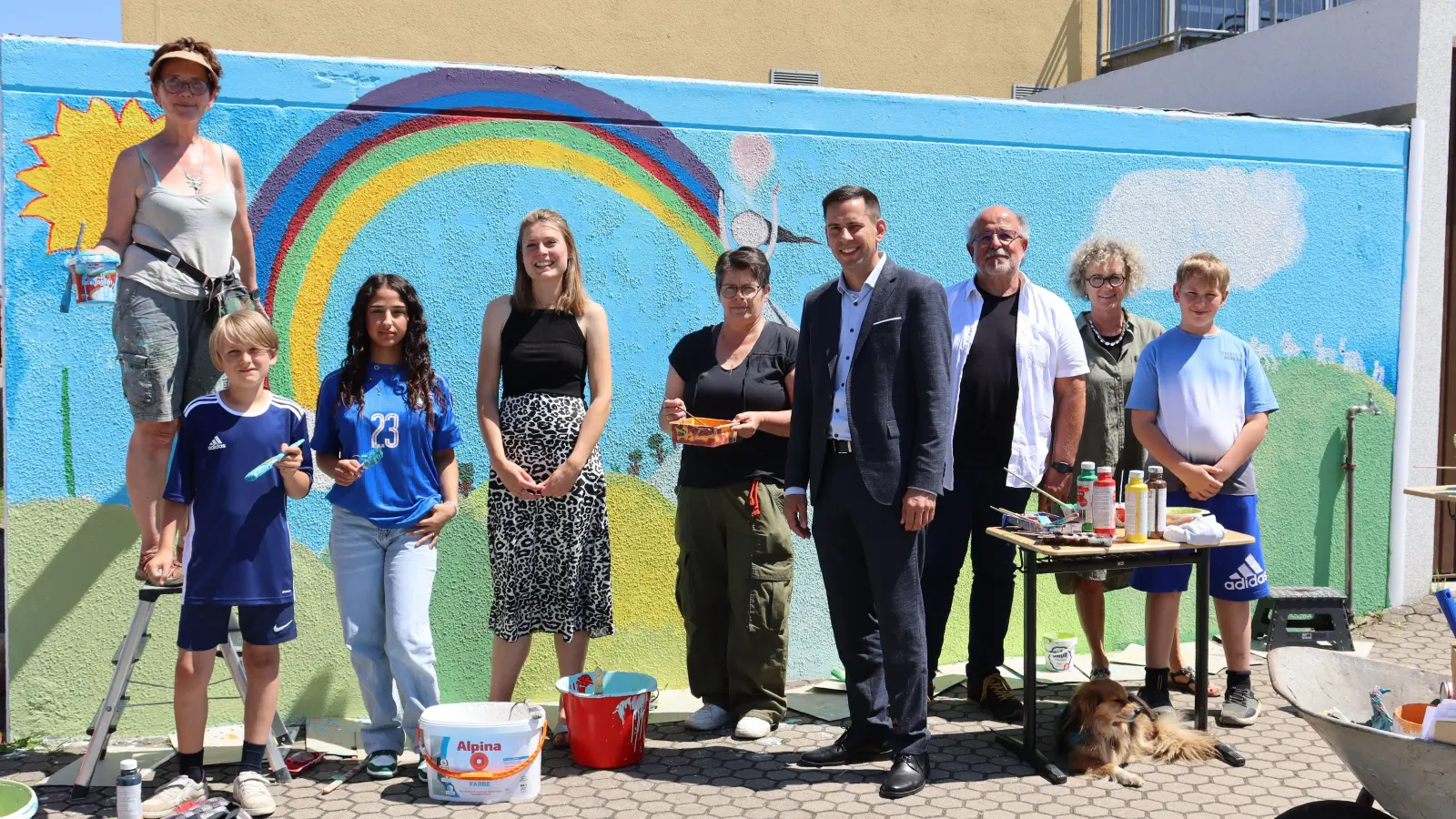 Die Künstlerin Sissi Jander (links), die beiden Mittelschullehrerinnen Lisa Pickelmann und Doreen Walther (Vierte und Fünfte von links), Bürgermeister Sven Waidmann (vierter von rechts), Rektor Gerhard Bräunlein (Dritter von rechts) und Konrektorin Ulrike Holzner (Zweite von rechts) gemeinsam mit Schülern, die das Kunstwerk gestaltet haben. (Foto: Antonia Müller)