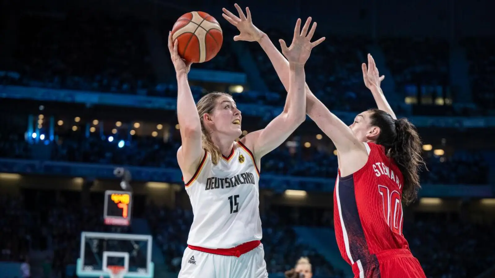 34 Minuten lang war Luisa Geiselsöder (links) im Spiel gegen die USA (rechts Breanna Stewart) im Einsatz. (Foto: DBB)