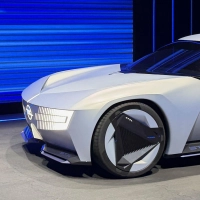 Blade Runner? Nicht ganz, aber die Studie Opel STX Concept kommt ziemlich futuristisch daher. (Foto: Thomas Geiger/dpa-tmn)