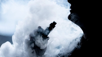 Die Flüssigkeiten können laut Polizei in E-Zigaretten konsumiert werden - und sind bei Jugendlichen beliebt. (Symbolbild) (Foto: Silas Stein/dpa)