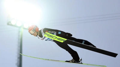 Katharina Althaus könnte sich auch bald einen Eintrag im Geschichtsbuch des Skispringens sichern. (Foto: Daniel Karmann/dpa)