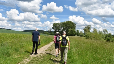 Wie riesige Wattebäusche sehen die Wolken aus, die die Wandergruppe auf ihrer rund elf Kilometer langen Tour begleiten. (Foto: Ute Niephaus)