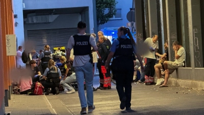 Nach der tödlichen Attacke in Kelkheim versorgen Mitarbeiter von Polizei, Rettungsdiensten und Seelsorge die Augenzeugen. (Foto: Mike Seeboth/dpa)
