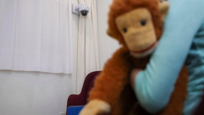 Die Polizei registriert steigende Fallzahlen bei sexueller Gewalt gegen Kinder und sieht ein großes Dunkelfeld. (Symbolbild) (Foto: Jan Woitas/dpa)