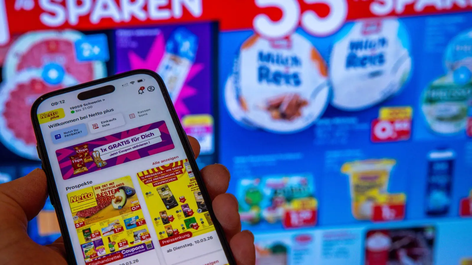 Discounter Netto bietet Kunden in seiner App zusätzliche Rabatte an. (Foto: Jens Büttner/dpa)