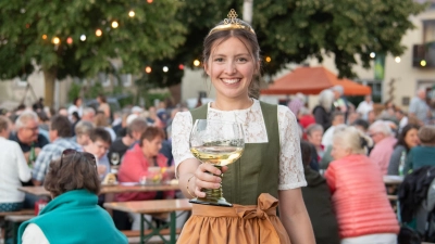 Weinprinzessin Anne beim romantischen Mondscheinweinfest, einem der vielen besonderen Weinfeste der WeinWanderWelt. (Archivfoto: Aaron Kleider)