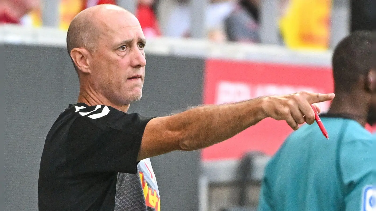 Regensburgs Trainer Joe Enochs glaubt an eine Chance beim Hamburger SV. (Foto: Armin Weigel/dpa)