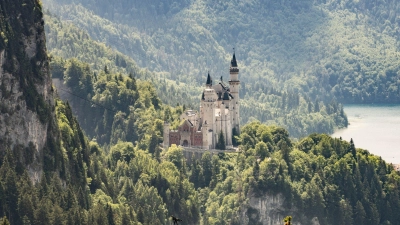 Neuschwanstein bei Schwangau im Allgäu gehört zu den berühmtesten Schlössern der Welt. Mitte 2025 wird die Unesco in Bulgarien entscheiden, ob es Welterbe wird. (Archiv) (Foto: Frank Rumpenhorst/dpa)