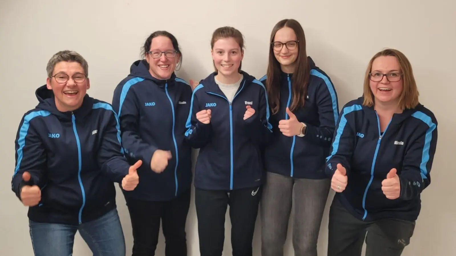 Da gehen alle Daumen hoch: Alexandra Ott, Michaela Schmidt, Veronika Haub, Hanna Stubenrauch und Nicole Rossel (von links) holten den Titel nach Lehrberg. (Foto: Roland Obermeier)