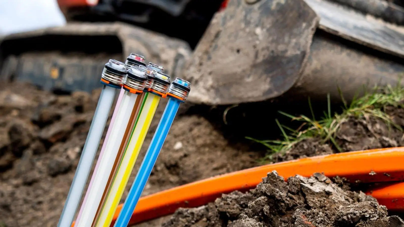 Glasfaseranschlüsse müssen vielfach neu gebaut werden. (Foto: Sina Schuldt/dpa)