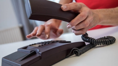 Nutzer, die bisher Call-by-Call nutzen, können dies noch bis Ende 2024 tun und danach auf das Callthrough-Verfahren oder kostenlose Anrufe über Messenger-Apps umsteigen. (Foto: Christin Klose/dpa-tmn)