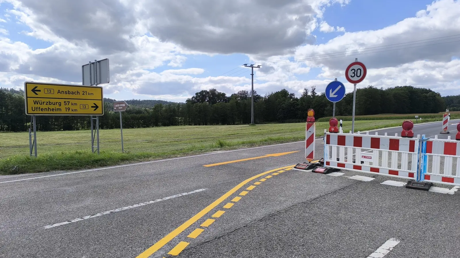 Wegen Bauarbeiten an der Bundesstraße 13 waren Teile der Strecke gesperrt. Am Freitag wird die wichtige Verkehrsachse wieder freigegeben, (Foto: Gerhard Krämer)