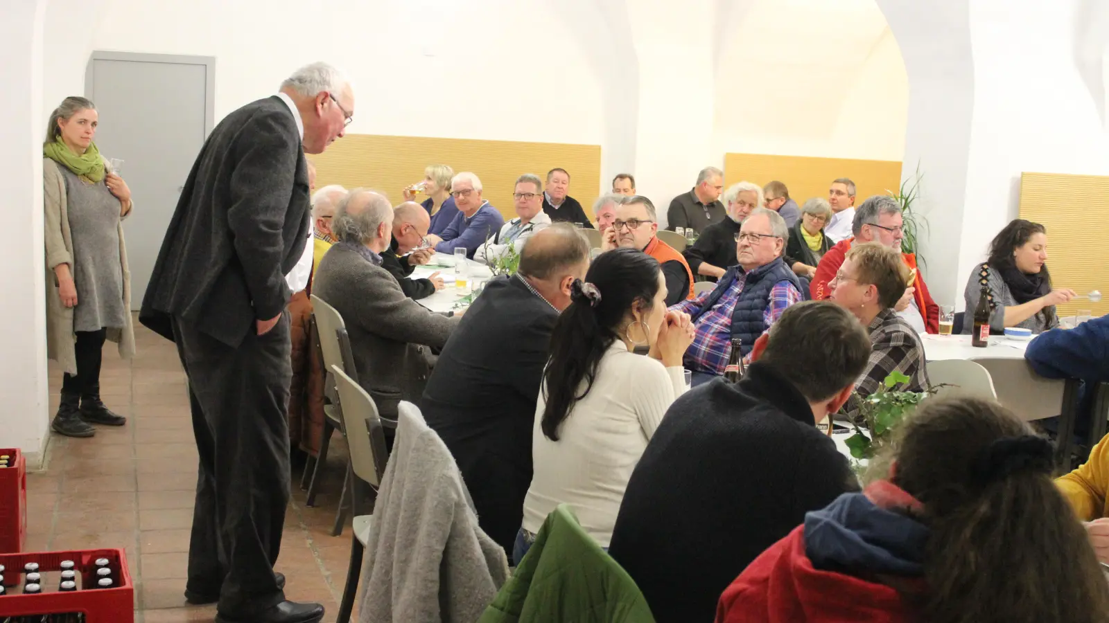 Alfred Greiner bei der Bierverkostung. Davor hatte Professor Wüst in die Brautradition als strikt regionaler Kreislauf eingeführt. Vorsitzende Tanja Jordan (links) freute sich über die hohe Publikumsresonanz. (Foto: Hans-Jochen Teufel)