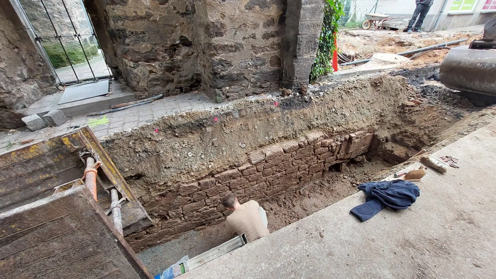 Zufallsfund beim Baggern: Eigentlich sollten durch das Obere Tor nur Kabel verlegt werden. Doch die Arbeiter stießen auf eine Überraschung in Form eines alten Fundamentes. (Foto: KUL/Marcus Stieber)