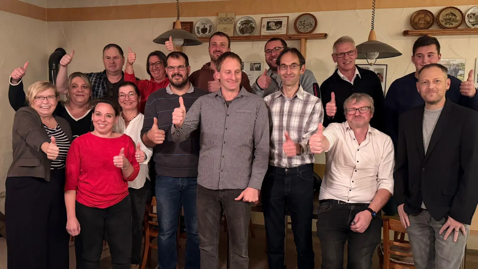 Die Kandidatinnen und Kandidaten der Freien Wähler für den Uehlfelder Gemeinderat mit Wahlleiter Andreas Scholz (rechts).  (Foto: Freie Wähler)