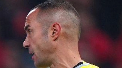 Schiedsrichter Marco Guida (r) traf zuletzt auf Bayern-Stürmer Harry Kane (2.v.r.) in der WM-Qualifikation. (Foto: Bradley Collyer/PA Wire/dpa)