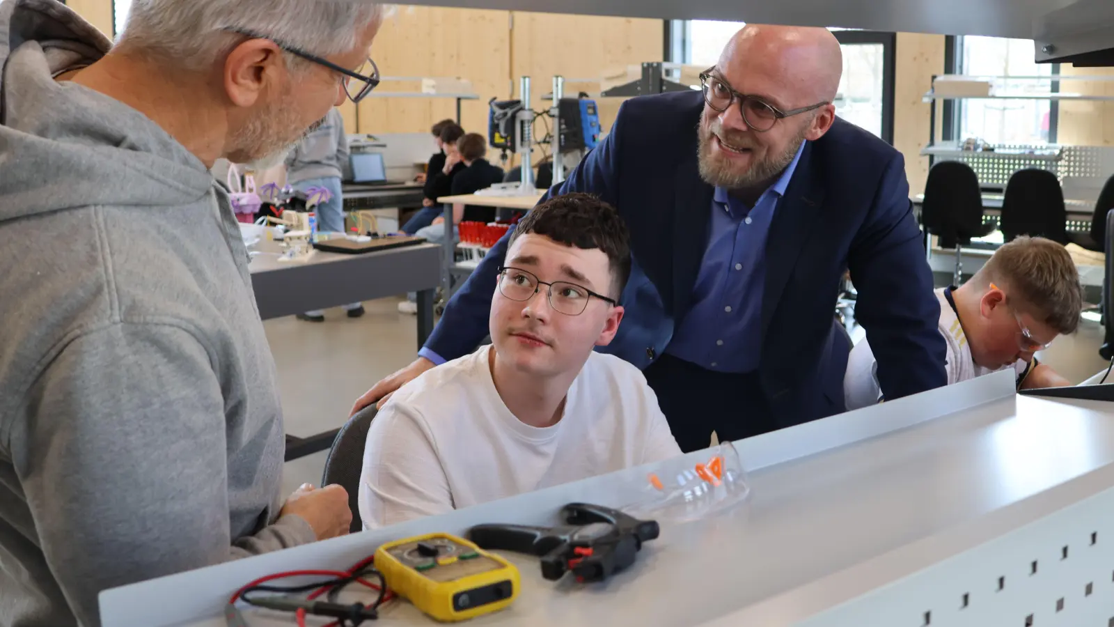 Der Bayerische Staatsminister für Digitalisierung, Dr. Fabian Mehring (rechts), informierte sich im Technologie Campus über die Möglichkeiten für Kinder und Jugendliche, sich in Naturwissenschaft auszuprobieren. (Foto: Martina Haas)