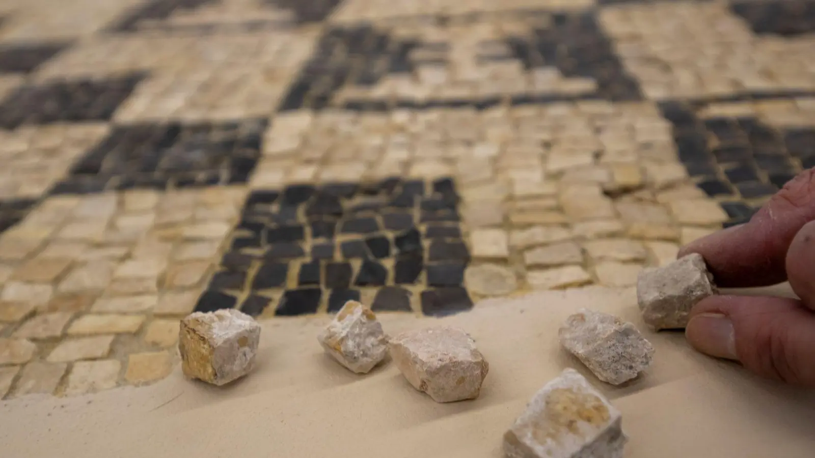 Das römische Mosaik wurde in den 1980er Jahren bei einer Grabung in Augsburg entdeckt. (Foto: Stefan Puchner/dpa)