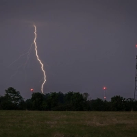 Gewitter können Blitzschläge auslösen, die nicht nur außen an Gebäuden zu schweren Schäden führen.  (Foto: Mirko Fryska)