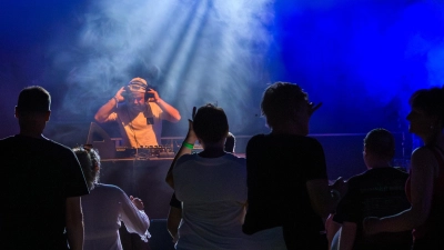 Mathias Sekta, einer der Veranstalter des Chamaeleon Festivals in Schnelldorf, legte auch schon auf dem Burning Stausee Festival in Dorfgütingen im Juli mit der „Chamaeleon Stage“ auf. (Foto: René Chlopotowski)