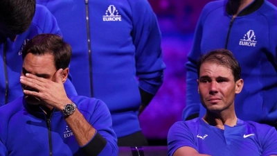 Tränen zum Abschied: Roger Federer (l) und Rafael Nadal. (Foto: John Walton/Press Association/dpa)