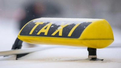 Die Betrüger buchten für ihre Beute eine Kurierfahrt nach Baden-Württemberg. (Symbolbild) (Foto: Jonas Walzberg/dpa)