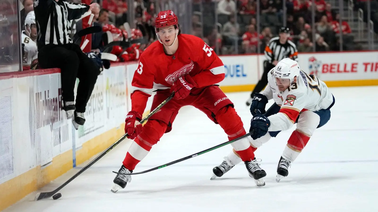 Beim 7:5-Erfolg seiner Detroit Red Wings gegen die Winnipeg Jets glänzte der 21 Jahre alte Verteidiger als Spieler des Spiels. (Foto: Paul Sancya/AP/dpa)