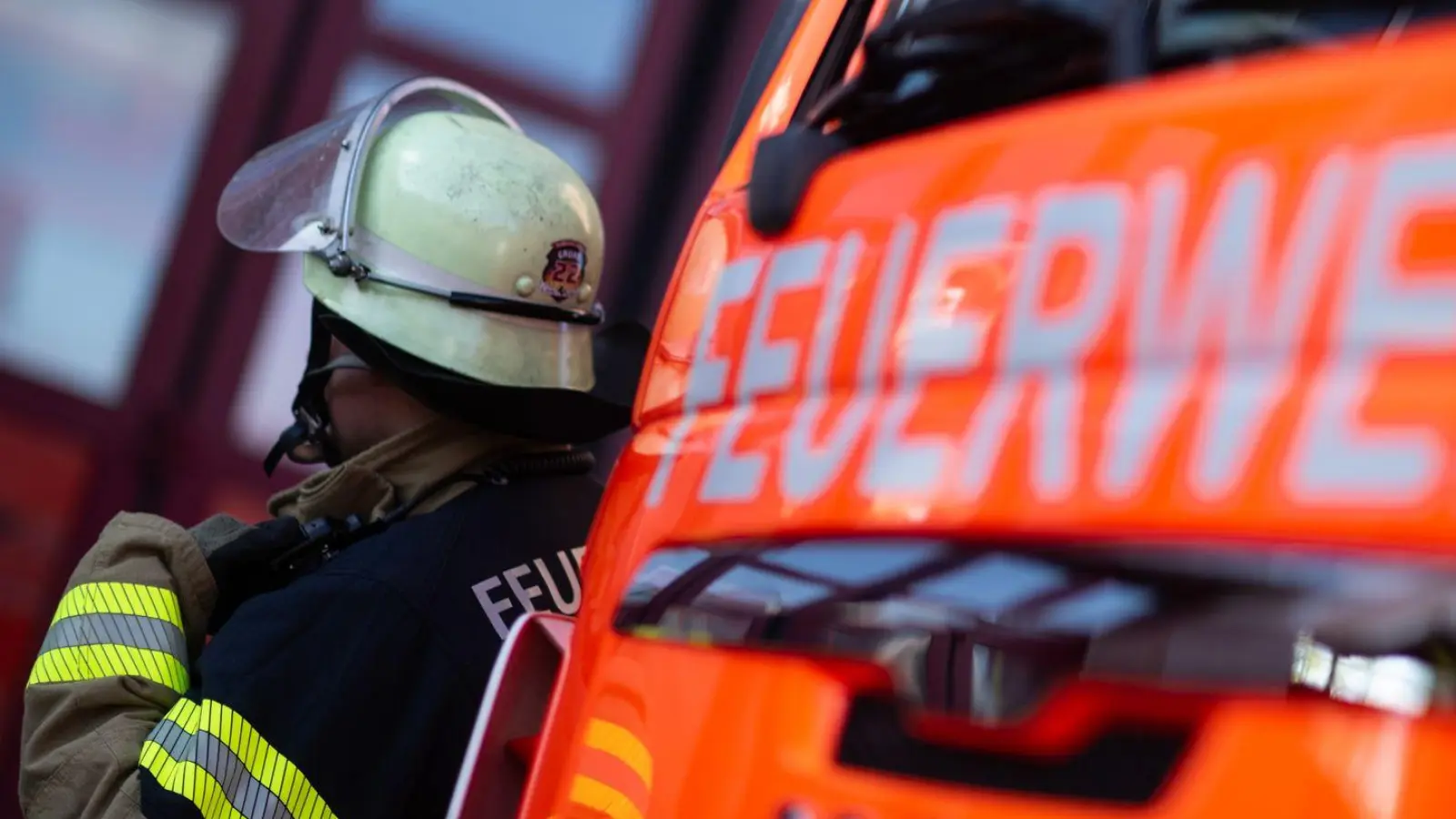 Auch ein Feuerwehrmann befindet sich unter den Verletzten. (Symbolbid) (Foto: Marijan Murat/dpa)