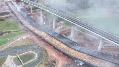 Nach der Sprengung liegen die Brückenteile am Boden. (Foto: Jason Tschepljakow/dpa)
