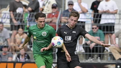 Immer eng am Mann: In der Winterpause wechselte Christian Kestel (links, hier in der Vorsaison gegen Memmingen) von der SpVgg Ansbach zum TSV Kornburg. (Foto: Martin Rügner)