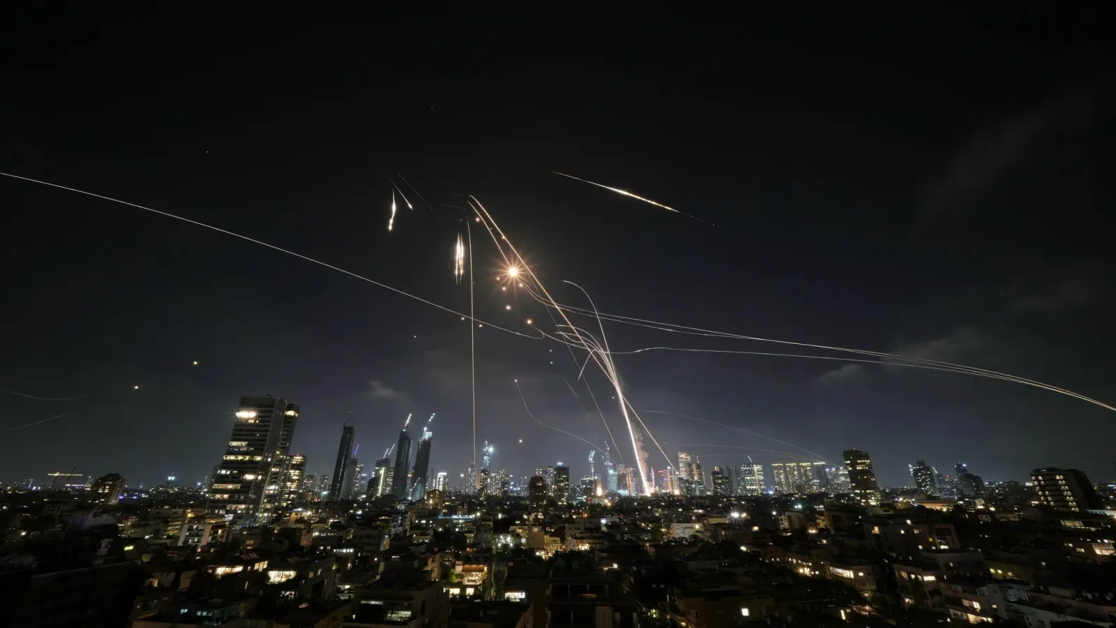 Israels Luftabwehr im Einsatz gegen iranische Raketen. (Archivbild) (Foto: Leo Correa/AP/dpa)