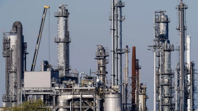 Der Chemie als drittgrößter deutschen Industriebranche nach dem Auto- und Maschinenbau setzen teure Energie, Wettbewerb mit Asien, die schwache Konjunktur und Überkapazitäten bei Basischemikalien zu. (Archivbild) (Foto: Uwe Anspach/dpa)