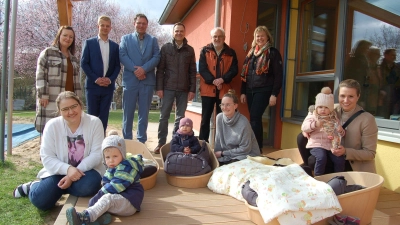 Tatjana Luft (Kassiererin des Fördervereins), Jonas Wolf, Thomas Adam sowie Diespecks Bürgermeister Dr. Christian von Dobschütz, der für den Rotary-Club anwesend war, Pfarrer Manfred Kolberg und Kindergartenleiter, Barbara Hartmann (hinten von links), und vorne rechts die Vorsitzende des Fördervereins der Kindertagesstätte, Sophie von Dobschütz mit Tochter Elisa. (Foto: Christa Frühwald)