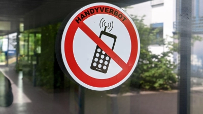 Die Handynutzung an Bayerns Schulen wird wieder verschärft. Vor der achten Klasse sind Handys und Smartphones bald wieder generell verboten. (Symbolbild) (Foto: Jens Kalaene/dpa)