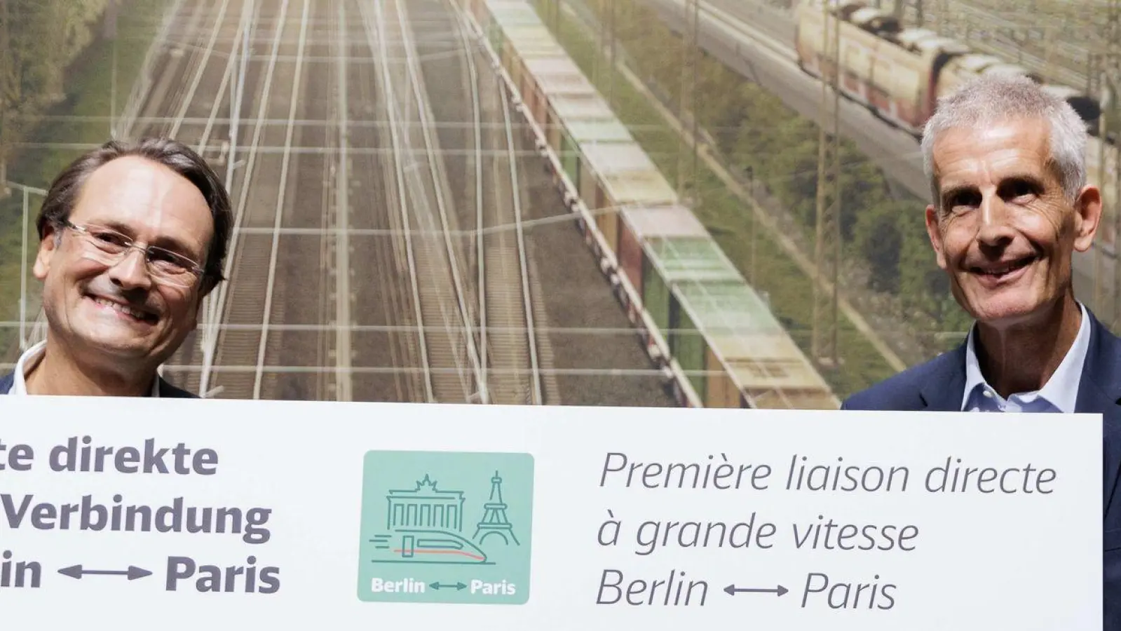 Mit großem Tamtam hat Bahn-Fernverkehrsvorstand Michael Peterson (l) mit seinem französischen Kollegen die neue Verbindung zwischen Berlin und Paris vorgestellt. (Archivbild) (Foto: Carsten Koall/dpa)