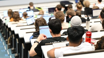 Frist verpasst? Auf der Studienplatzbörse der Hochschulrektorenkonferenz können Interessierte nach freien Plätzen fürs Wintersemester suchen. (Foto: Bernd Weißbrod/dpa/dpa-tmn)