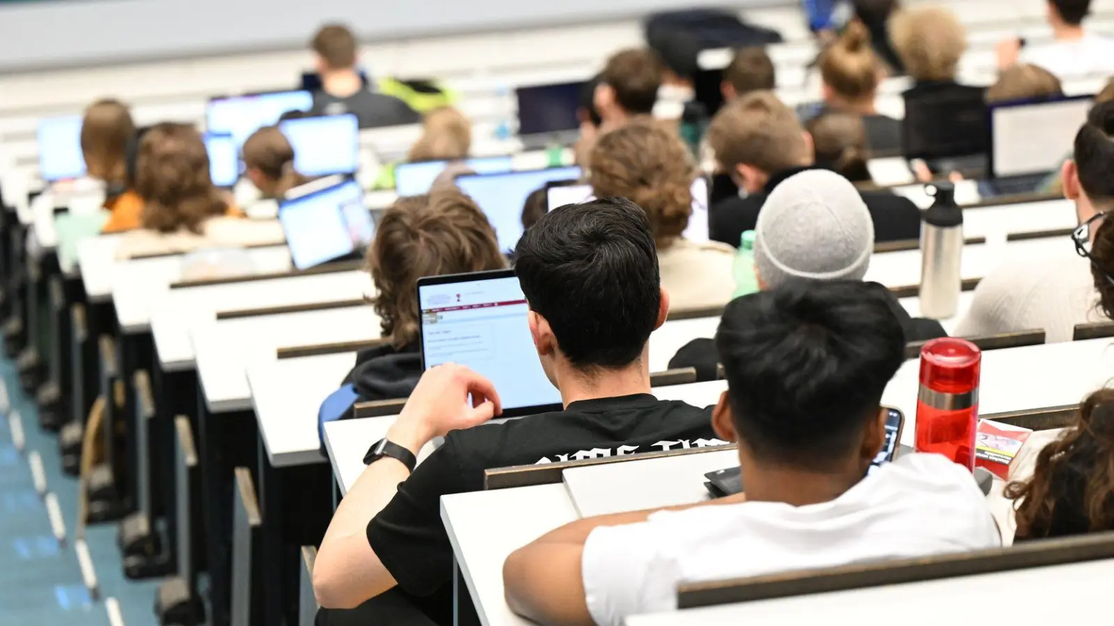Frist verpasst? Auf der Studienplatzbörse der Hochschulrektorenkonferenz können Interessierte nach freien Plätzen fürs Wintersemester suchen. (Foto: Bernd Weißbrod/dpa/dpa-tmn)