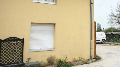 Polizeibeamte haben in einem Lieferwagen einen neunjährigen Jungen entdeckt, der dort über ein Jahr gefangen gehalten worden sein soll. (Foto: Sebastien Bozon/AFP/dpa)