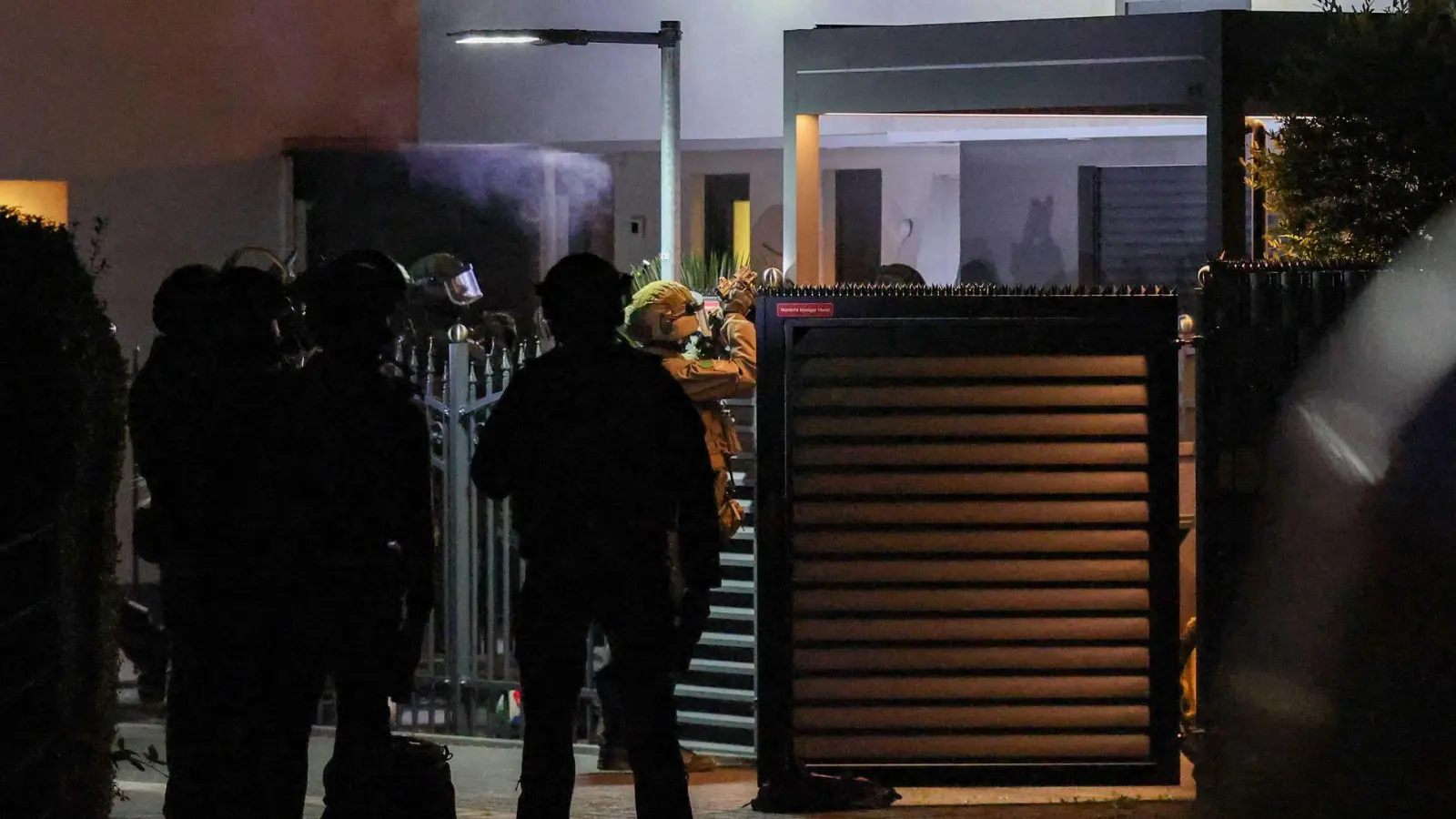 Einsatzkräfte der Polizei stehen am Mittwochmorgen vor einem Haus in Duisburg (Foto: Christoph Reichwein/dpa)