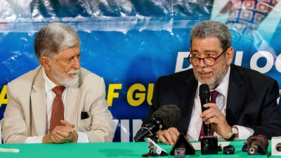 Ministerpräsident (r) Ralph Gonsalves spricht in Begleitung des brasilianischen Chefberaters über den Territorialstreit auf St. Vincent. (Foto: Lucanus D. Ollivierre/AP)