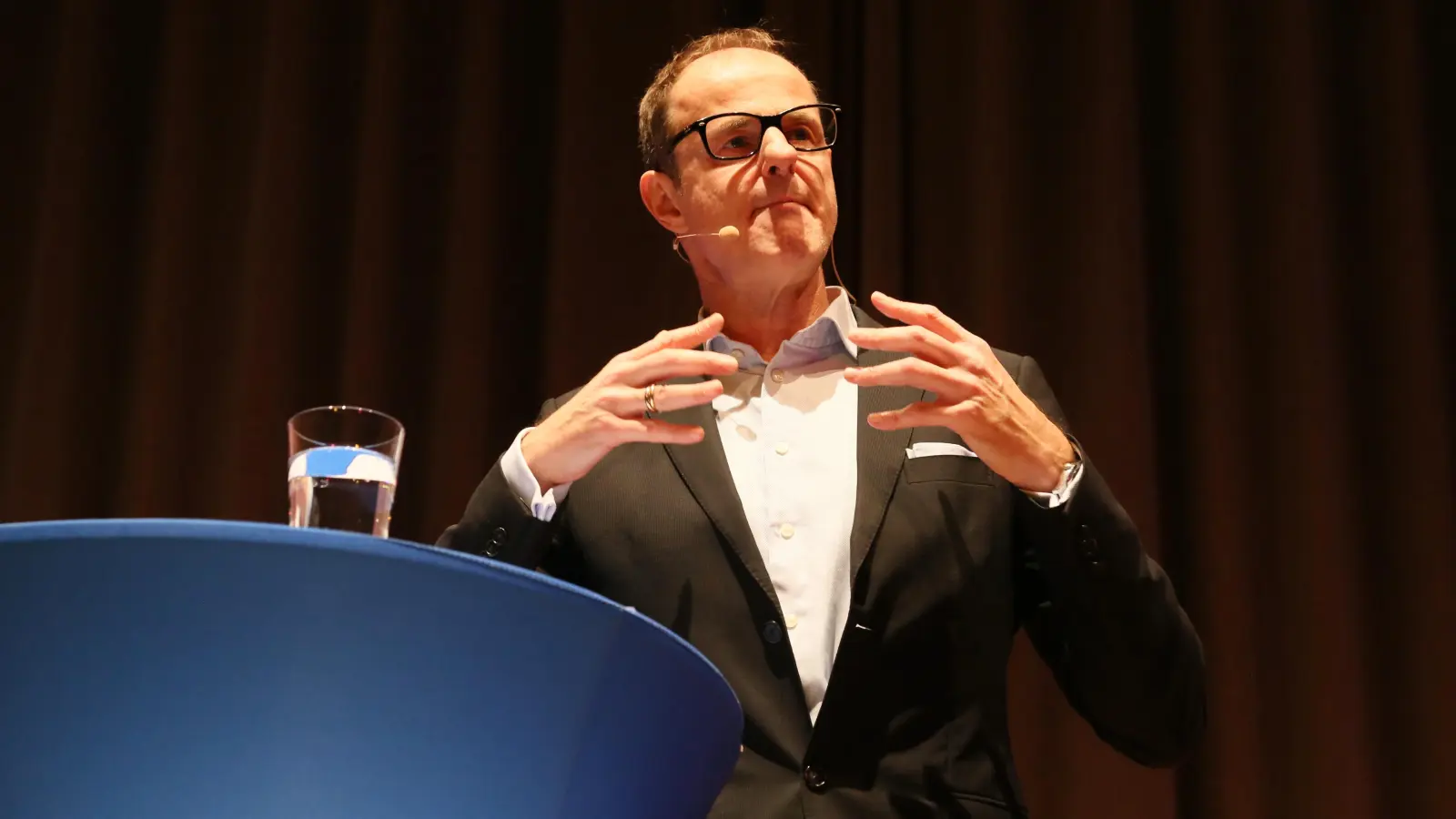 „Wir sind dabei, unsere durch die Aufklärung erworbene Freiheit abzuwürgen”, sorgt sich der Kabarettist Vince Ebert. Beim Auftritt im Ansbacher Onolidasaal erklärte er warum. (Foto: Martina Kramer)
