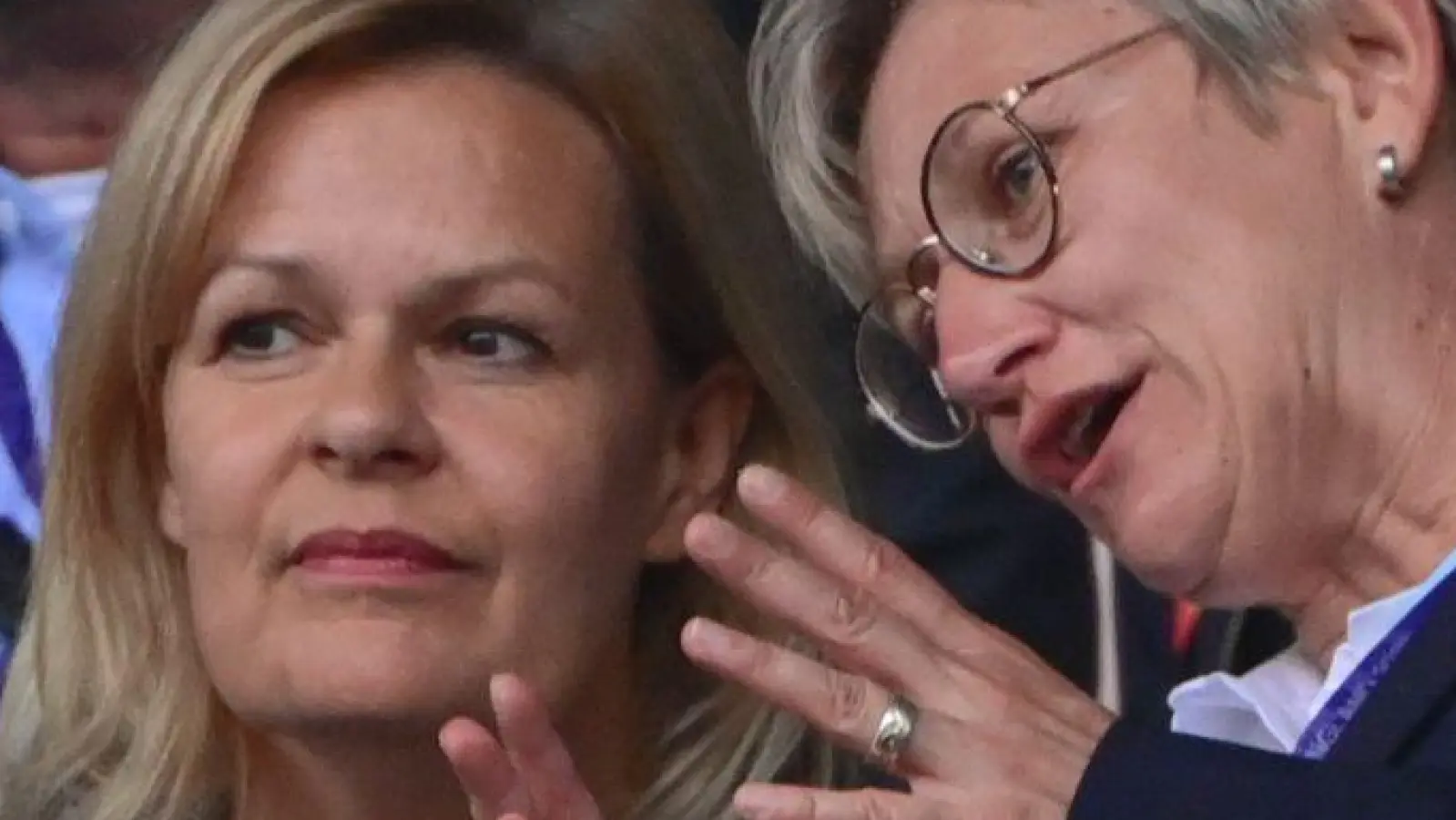 Silke Raml (r) ist Kandidatin für einen Platz im DFB-Präsidium. (Foto: Sebastian Gollnow/dpa)