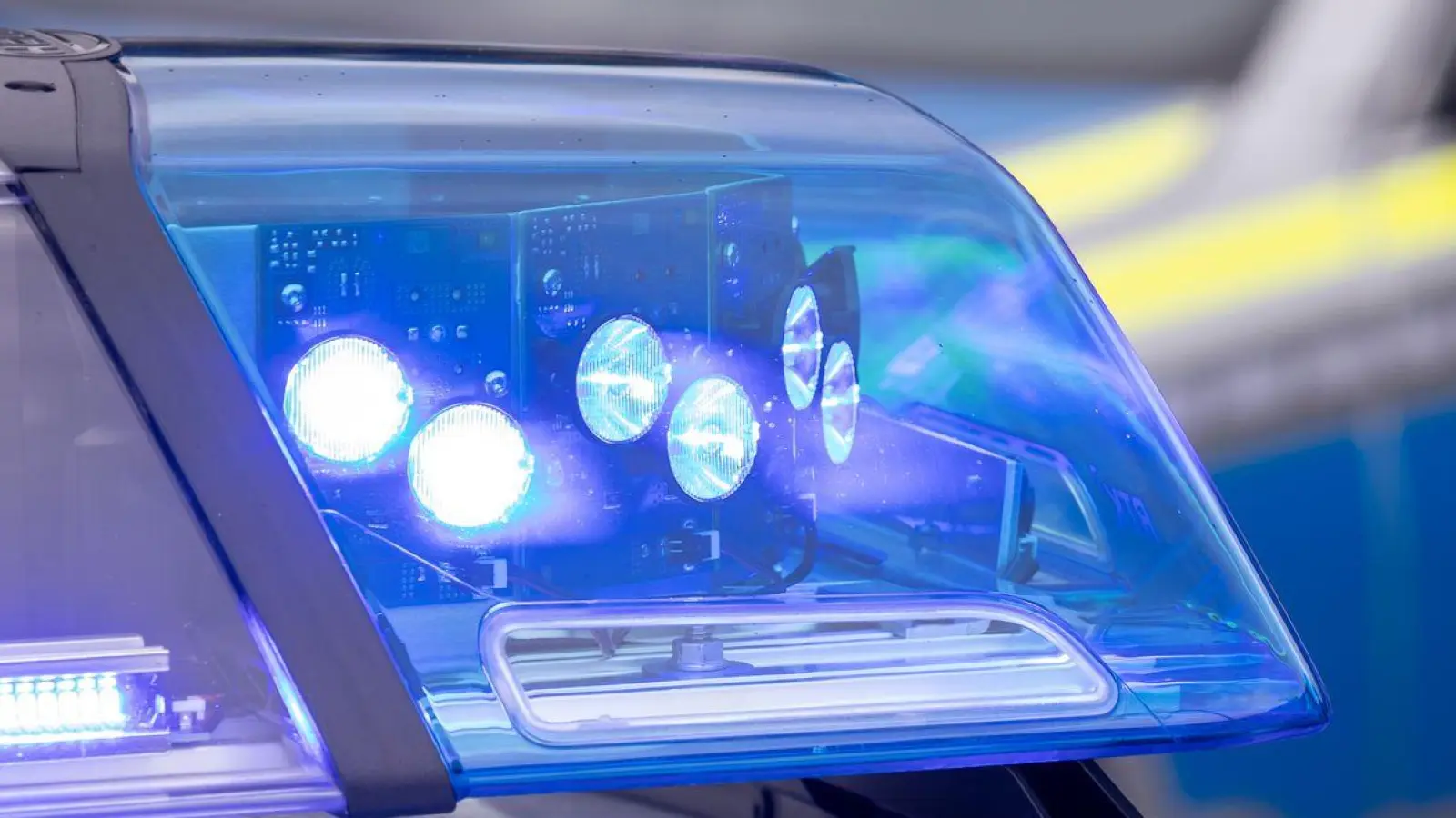 Nach der Geisterfahrt auf der A7 ermittelt die Polizei gegen die 87-jährige Autofahrerin. (Symbolbild) (Foto: Daniel Karmann/dpa)