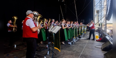 Kultstatus hat beim Summer-Breeze-Festival inzwischen die Blasmusik Illenschwang. Am Mittwochnachmittag eröffnete die Kapelle mit zünftigen Klängen das Bandprogramm.  (Foto: Evi Lemberger)
