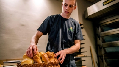 Nach der Arbeit sehen können, was man geschaffen hat: Das ist einer der Gründe, warum Marcel Dähne seinen Joballtag als Bäcker-Geselle gerne mag. (Foto: Zacharie Scheurer/dpa-tmn)