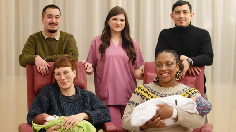 Hildegard Dorothee (links unten mit ihren Eltern Charlotte Bernhardt und Max Schnurrenberger) wurde am 25. Dezember als 1000. Baby des Jahres geboren. Amalia Natividad (rechts, mit Helen German-Berra und Rene Alcaide Amigon) ist eines der drei Babys, die an Heiligabend zur Welt kamen. Hebamme Eldina Hot (Mitte) gratulierte allen.<br> (Foto: ANregiomed/Rainer Seeger)